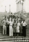 Lata 50./60., Stalingrad (Wołgograd), ZSRR.
Grupa osób na schodach przy Centralnym Nabrzeżu nad Wołgą. Teresa Muchina w 1. rzędzie 3. z prawej.
Fot. NN, zbiory Archiwum Historii Mówionej Ośrodka KARTA i Domu Spotkań z Historią, udostępniła Teresa Muchina w ramach projektu 