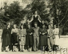 Lata 50./60., Stalingrad (Wołgograd), ZSRR.
Grupa osób. Teresa Muchina
Fot. NN, zbiory Archiwum Historii Mówionej Ośrodka KARTA i Domu Spotkań z Historią, udostępniła Teresa Muchina w ramach projektu 