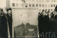 Lata 50./60., ZSRR.
Grupa osób z portretem generała radzieckiego podczas manifestacji.
Fot. NN, zbiory Archiwum Historii Mówionej Ośrodka KARTA i Domu Spotkań z Historią, udostępniła Teresa Muchina w ramach projektu 