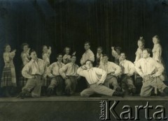 Brak daty, brak miejsca.
Grupa taneczna.
Fot. NN, zbiory Archiwum Historii Mówionej Ośrodka KARTA i Domu Spotkań z Historią, udostępniła Teresa Muchina w ramach projektu 
