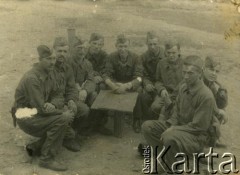 Ok. 1945, brak miejsca.
Żołnierze Wojska Polskiego w palarni.
Fot. NN, zbiory Archiwum Historii Mówionej Ośrodka KARTA i Domu Spotkań z Historią, udostępniła Tamara Abramowicz w ramach projektu 
