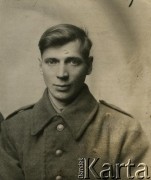 1943-1945, brak miejsca.
Żołnierz, prawdopodobnie ojciec Tamary Abramowicz z domu Kozłowskiej.
Fot. NN, zbiory Archiwum Historii Mówionej Ośrodka KARTA i Domu Spotkań z Historią, udostępniła Tamara Abramowicz w ramach projektu 