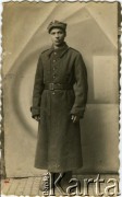 Ok. 1943-1945, brak miejsca.
Żołnierz, prawdopodobnie ojciec Tamary Abramowicz z domu Kozłowskiej.
Fot. NN, zbiory Archiwum Historii Mówionej Ośrodka KARTA i Domu Spotkań z Historią, udostępniła Tamara Abramowicz w ramach projektu 