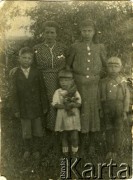 Brak daty, brak miejsca.
Grupa osób. Fotografia ze zbiorów prywatnych Tamary Abramowicz.
Fot. NN, zbiory Archiwum Historii Mówionej Ośrodka KARTA i Domu Spotkań z Historią, udostępniła Tamara Abramowicz w ramach projektu 