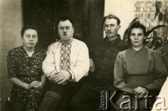 Brak daty, brak miejsca.
Grupa osób. Fotografia ze zbiorów prywatnych Tamary Abramowicz.
Fot. NN, zbiory Archiwum Historii Mówionej Ośrodka KARTA i Domu Spotkań z Historią, udostępniła Tamara Abramowicz w ramach projektu 