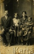 Przed 1939, brak miejsca.
Portret rodzinny. Fotografa z archiwum prywatnego Ireny Kosteckiej.
Fot. NN, zbiory Archiwum Historii Mówionej Ośrodka KARTA i Domu Spotkań z Historią, udostępniła Irena Kostecka w ramach projektu 