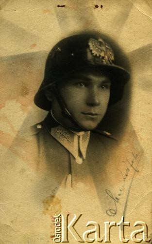 Przed 1939, brak miejsca.
Teodor Szelengowski vel Szelągowski, syn Władysława i Wiktorii z Wiszniewskich, urodzony 18 czerwca 1912 roku w Łucku, zamordowany w 1940 roku w Twerze. Do 1939 roku służył w oddziale ochraniającym prezydenta Ignacego Mościckiego.
Fot. NN, zbiory Archiwum Historii Mówionej Ośrodka KARTA i Domu Spotkań z Historią, udostępnił Jerzy Maracz w ramach projektu 
