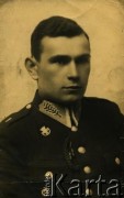 Przed 1939, brak miejsca.
Teodor Szelengowski vel Szelągowski, syn Władysława i Wiktorii z Wiszniewskich, urodzony 18 czerwca 1912 roku w Łucku, zamordowany w 1940 roku w Twerze. Na mundurze policjanta przypięta Państwowa Odznaka Sportowa.
Fot. NN, zbiory Archiwum Historii Mówionej Ośrodka KARTA i Domu Spotkań z Historią, udostępnił Jerzy Maracz w ramach projektu 