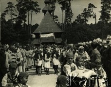 Lata 30., Spała, woj. warszawskie, Polska.
Uroczystość Bożego Ciała w Spale. Pod baldachimem 1. z lewej prezydent RP Ignacy Mościcki, obok celebrans ks. Jan Humpola. W tle Kaplica Prezydencka projektu Kazimierza Skórewicza.
Fot. Tadeusz Szelengowski, zbiory Archiwum Historii Mówionej Ośrodka KARTA i Domu Spotkań z Historią, udostępnił Jerzy Maracz w ramach projektu 