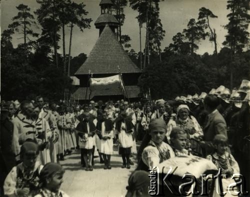 Lata 30., Spała, woj. warszawskie, Polska.
Uroczystość Bożego Ciała w Spale. Pod baldachimem 1. z lewej prezydent RP Ignacy Mościcki, obok celebrans ks. Jan Humpola. W tle Kaplica Prezydencka projektu Kazimierza Skórewicza.
Fot. Tadeusz Szelengowski, zbiory Archiwum Historii Mówionej Ośrodka KARTA i Domu Spotkań z Historią, udostępnił Jerzy Maracz w ramach projektu 