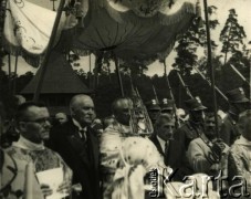 Lata 30., Spała, woj. warszawskie, Polska.
Uroczystość Bożego Ciała w Spale. Z lewej pod baldachimem prezydent RP Ignacy Mościcki, obok celebrans ks. Jan Humpola z monstrancją. W tle Kaplica Prezydencka projektu Kazimierza Skórewicza.
Fot. Tadeusz Szelengowski, zbiory Archiwum Historii Mówionej Ośrodka KARTA i Domu Spotkań z Historią, udostępnił Jerzy Maracz w ramach projektu 