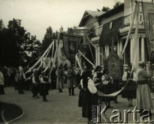 Lata 30., Spała, woj. warszawskie, Polska.
Fragment procesji eucharystycznej podczas obchodów uroczystości Bożego Ciała w Spale.
Fot. Tadeusz Szelengowski, zbiory Archiwum Historii Mówionej Ośrodka KARTA i Domu Spotkań z Historią, udostępnił Jerzy Maracz w ramach projektu 