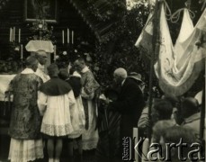 Lata 30., Spała, woj. warszawskie, Polska.
Obchody uroczystości Bożego Ciała w Spale. Na fotografii widoczni są: główny celebrans uroczystości ks. prałat Jan Humpola (2. z lewej) i prezydent RP Ignacy Mościcki (na klęczniku).
Fot. Tadeusz Szelengowski, zbiory Archiwum Historii Mówionej Ośrodka KARTA i Domu Spotkań z Historią, udostępnił Jerzy Maracz w ramach projektu 