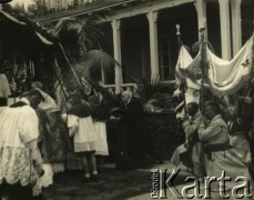 Lata 30., Spała, woj. warszawskie, Polska.
Obchody uroczystości Bożego Ciała w Spale. Na fotografii widoczni są: główny celebrans uroczystości ks. prałat Jan Humpola (3. z lewej) i prezydent RP Ignacy Mościcki (na klęczniku).
Fot. Tadeusz Szelengowski, zbiory Archiwum Historii Mówionej Ośrodka KARTA i Domu Spotkań z Historią, udostępnił Jerzy Maracz w ramach projektu 