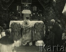 Lata 30., Spała, woj. warszawskie, Polska.
Obchody uroczystości Bożego Ciała w Spale. Na fotografii widoczni są: główny celebrans uroczystości ks. prałat Jan Humpola (w centrum) i prezydent RP Ignacy Mościcki z małżonką Marią Mościcką (na klęczniku).
Fot. Tadeusz Szelengowski, zbiory Archiwum Historii Mówionej Ośrodka KARTA i Domu Spotkań z Historią, udostępnił Jerzy Maracz w ramach projektu 