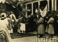 Lata 30., Spała, woj. warszawskie, Polska.
Obchody uroczystości Bożego Ciała w Spale. Na fotografii widoczni są: główny celebrans uroczystości ks. prałat Jan Humpola (przy ołtarzu) i prezydent RP Ignacy Mościcki (przy klęczniku).
Fot. Tadeusz Szelengowski, zbiory Archiwum Historii Mówionej Ośrodka KARTA i Domu Spotkań z Historią, udostępnił Jerzy Maracz w ramach projektu 