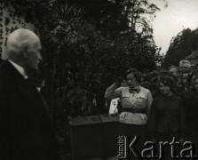 Lata 30., Spała, woj. warszawskie, Polska.
Członkinie żeńskiego Przysposobienia Wojskowego salutują przed prezydentem RP Ignacym Mościckim.
Fot. Tadeusz Szelengowski, zbiory Archiwum Historii Mówionej Ośrodka KARTA i Domu Spotkań z Historią, udostępnił Jerzy Maracz w ramach projektu 