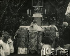 Lata 30., Spała, woj. warszawskie, Polska.
Obchody uroczystości Bożego Ciała w Spale. Na fotografii widoczni są: główny celebrans uroczystości ks. prałat Jan Humpola (w centrum) i prezydent RP Ignacy Mościcki (na klęczniku).
Fot. Tadeusz Szelengowski, zbiory Archiwum Historii Mówionej Ośrodka KARTA i Domu Spotkań z Historią, udostępnił Jerzy Maracz w ramach projektu 