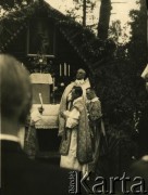 Lata 30., Spała, woj. warszawskie, Polska.
Obchody uroczystości Bożego Ciała w Spale. Przy ołtarzu stoi główny celebrans uroczystości ks. prałat Jan Humpola.
Fot. Tadeusz Szelengowski, zbiory Archiwum Historii Mówionej Ośrodka KARTA i Domu Spotkań z Historią, udostępnił Jerzy Maracz w ramach projektu 