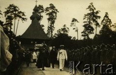 Lata 30., Spała, woj. warszawskie, Polska.
Obchody uroczystości Bożego Ciała w Spale. Prezydent RP Ignacy Mościcki przechodzi przed uczestnikami procesji.
Fot. Tadeusz Szelengowski, zbiory Archiwum Historii Mówionej Ośrodka KARTA i Domu Spotkań z Historią, udostępnił Jerzy Maracz w ramach projektu 