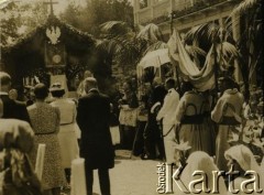Lata 30., Spała, woj. warszawskie, Polska.
Obchody uroczystości Bożego Ciała w Spale. Prezydent RP Ignacy Mościcki stoi po prawej stronie, pod parasolem.
Fot. Tadeusz Szelengowski, zbiory Archiwum Historii Mówionej Ośrodka KARTA i Domu Spotkań z Historią, udostępnił Jerzy Maracz w ramach projektu 