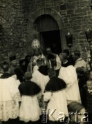 1938, Inowłódź, woj. warszawskie, Polska.
Poświęcenie kościoła św. Idziego w Inowłodzu po odbudowie. Na fotografii widoczny jest ks. arcybiskup Stanisław Gall.
Fot. Tadeusz Szelengowski, zbiory Archiwum Historii Mówionej Ośrodka KARTA i Domu Spotkań z Historią, udostępnił Jerzy Maracz w ramach projektu 