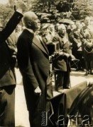 Lata 30., Spała, woj. warszawskie, Polska.
Obchody uroczystości Bożego Ciała w Spale. Na pierwszym planie prezydent RP Ignacy Mościcki z kapeluszem w ręku, w tle gen. Kazimierz Schally (1. z prawej).
Fot. Tadeusz Szelengowski, zbiory Archiwum Historii Mówionej Ośrodka KARTA i Domu Spotkań z Historią, udostępnił Jerzy Maracz w ramach projektu 