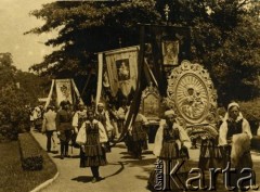 Lata 30., Spała, woj. warszawskie, Polska.
Fragment procesji eucharystycznej podczas obchodów uroczystości Bożego Ciała w Spale.
Fot. Tadeusz Szelengowski, zbiory Archiwum Historii Mówionej Ośrodka KARTA i Domu Spotkań z Historią, udostępnił Jerzy Maracz w ramach projektu 