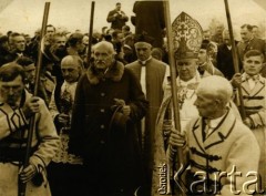 1938, Inowłódź, woj. warszawskie, Polska.
Poświęcenie kościoła św. Idziego w Inowłodzu po odbudowie. Pod baldachimem znajdują się: prezydent RP Ignacy Mościcki (z lewej) i ks. arcybiskup Stanisław Gall, za nimi kapelan prezydenta RP ks. dziekan Jan Humpola.
Fot. Tadeusz Szelengowski, zbiory Archiwum Historii Mówionej Ośrodka KARTA i Domu Spotkań z Historią, udostępnił Jerzy Maracz w ramach projektu 