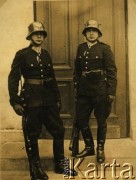 Przed 1939, brak miejsca.
Portret dwóch policjantów II RP w mundurach. 1. z prawej Teodor Szelengowski vel Szelągowski, syn Władysława i Wiktorii z Wiszniewskich, urodzony 18 czerwca 1912 roku w Łucku, zamordowany w 1940 roku w Twerze.
Fot. NN, zbiory Archiwum Historii Mówionej Ośrodka KARTA i Domu Spotkań z Historią, udostępnił Jerzy Maracz w ramach projektu 