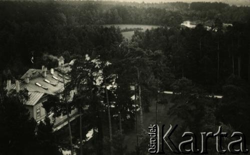 Przed 1939, Spała, woj. warszawskie, Polska.
Widok z góry na letnią rezydencję Prezydenta RP w Spale.
Fot. NN, zbiory Archiwum Historii Mówionej Ośrodka KARTA i Domu Spotkań z Historią, udostępnił Jerzy Maracz w ramach projektu 