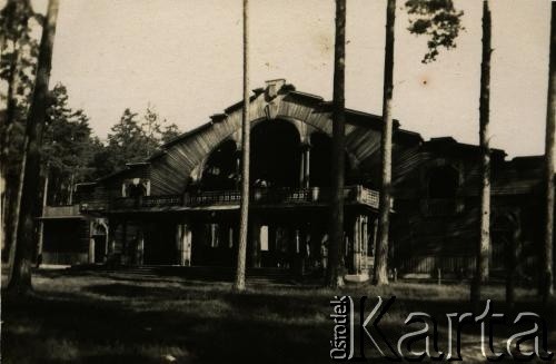 Lata 30., Spała. woj. warszawskie, Polska.
Stadion w Spale wzniesiony z inicjatywy prezydenta RP Ignacego Mościckiego.
Fot. NN, zbiory Archiwum Historii Mówionej Ośrodka KARTA i Domu Spotkań z Historią, udostępnił Jerzy Maracz w ramach projektu 