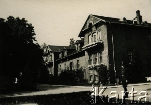 Przed 1939, Spała (?), woj. warszawskie, Polska.
Mężczyzna w mundurze policjanta na tle zabudowań. Najprawdopodobniej Teodor Szelengowski vel Szelągowski, syn Władysława i Wiktorii z Wiszniewskich.
Fot. NN, zbiory Archiwum Historii Mówionej Ośrodka KARTA i Domu Spotkań z Historią, udostępnił Jerzy Maracz w ramach projektu 