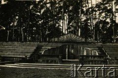 Lata 30., Spała. woj. warszawskie, Polska.
Stadion w Spale wzniesiony z inicjatywy prezydenta RP Ignacego Mościckiego.
Fot. NN, zbiory Archiwum Historii Mówionej Ośrodka KARTA i Domu Spotkań z Historią, udostępnił Jerzy Maracz w ramach projektu 