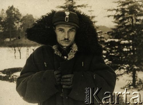 Przed 1939, Spała (?), woj. warszawskie, Polska.
Teodor Szelengowski vel Szelągowski, syn Władysława i Wiktorii z Wiszniewskich, urodzony 18 czerwca 1912 roku w Łucku, zamordowany w 1940 roku w Twerze.
Fot. NN, zbiory Archiwum Historii Mówionej Ośrodka KARTA i Domu Spotkań z Historią, udostępnił Jerzy Maracz w ramach projektu 