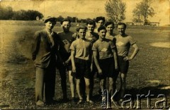 Lata 50./60., Łuck, Ukraińska SRR, ZSRR.
Grupa mężczyzn w strojach sportowych.
Fot. NN, zbiory Archiwum Historii Mówionej Ośrodka KARTA i Domu Spotkań z Historią, udostępnił Jerzy Maracz w ramach projektu 