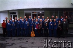 2000, Łuck, Ukraina.
Grupa osób. Jerzy Maracz 4. z lewej w 1. rzędzie.
Fot. NN, zbiory Archiwum Historii Mówionej Ośrodka KARTA i Domu Spotkań z Historią, udostępnił Jerzy Maracz w ramach projektu 