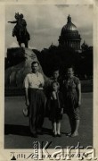 1960, Leningrad, ZSRR.
Adela i Walenty Baczyńscy z córkami Swietłaną i Iną pod pomnikiem Piotra Wielkiego na placu Dekabrystów.
Fot. NN,  zbiory Archiwum Historii Mówionej Ośrodka KARTA i Domu Spotkań z Historią, udostępniła Adela Baczyńska w ramach projektu 