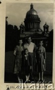 1960, Leningrad, ZSRR.
Adela i Walenty Baczyńscy z córkami Swietłaną i Iną pod pomnikiem Piotra Wielkiego na placu Dekabrystów.
Fot. NN,  zbiory Archiwum Historii Mówionej Ośrodka KARTA i Domu Spotkań z Historią, udostępniła Adela Baczyńska w ramach projektu 