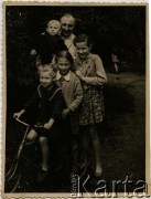 Lata 60., Łuck, Ukraińska SRR, ZSRR.
Bogdan Baczyński, brat Adeli Baczyńskiej, z dziećmi. 1 z lewej i 1. z prawej - córki Adeli Baczyńskiej.
Fot. NN,  zbiory Archiwum Historii Mówionej Ośrodka KARTA i Domu Spotkań z Historią, udostępniła Adela Baczyńska w ramach projektu 