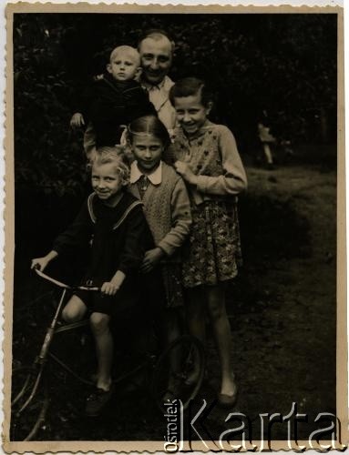 Lata 60., Łuck, Ukraińska SRR, ZSRR.
Bogdan Baczyński, brat Adeli Baczyńskiej, z dziećmi. 1 z lewej i 1. z prawej - córki Adeli Baczyńskiej.
Fot. NN,  zbiory Archiwum Historii Mówionej Ośrodka KARTA i Domu Spotkań z Historią, udostępniła Adela Baczyńska w ramach projektu 
