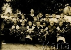 Przed 1939, brak miejsca.
Zdjęcie klasowe z nauczycielką. Fotografia z rodzinnego archiwum Zofii Hrycajenko.
Fot. NN, zbiory Archiwum Historii Mówionej Ośrodka KARTA i Domu Spotkań z Historią, udostępniła Zofia Hrycajenko w ramach projektu 