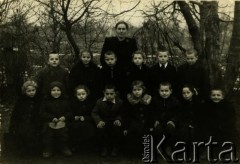 Przed 1939, brak miejsca.
Zdjęcie klasowe z nauczycielką. Fotografia z rodzinnego archiwum Zofii Hrycajenko.
Fot. NN, zbiory Archiwum Historii Mówionej Ośrodka KARTA i Domu Spotkań z Historią, udostępniła Zofia Hrycajenko w ramach projektu 