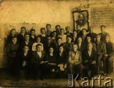 Lata 20., brak miejsca.
Zdjęcie szkolne. Na ścianie widoczny portret Włodzimierza Lenina. Fotografia z rodzinnego archiwum Zofii Hrycajenko.
Fot. NN, zbiory Archiwum Historii Mówionej Ośrodka KARTA i Domu Spotkań z Historią, udostępniła Zofia Hrycajenko w ramach projektu 