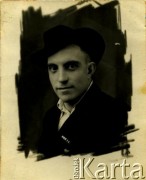 Przed 1939, brak miejsca.
Portret mężczyzny. Prawdopodobnie mąż Julii Tołkaczowej z d. Skolbuszewskiej.
Fot. NN, zbiory Archiwum Historii Mówionej Ośrodka KARTA i Domu Spotkań z Historią, udostępniła Julia Tołkaczowa w ramach projektu 