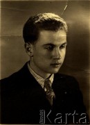 Po 1945, brak miejsca.
Portret mężczyzny. Prawdopodobnie syn Julii Tołkaczowej z d. Skolbuszewskiej.
Fot. NN, zbiory Archiwum Historii Mówionej Ośrodka KARTA i Domu Spotkań z Historią, udostępniła Julia Tołkaczowa w ramach projektu 