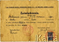1937, Łuck, Polska.
Świadectwo szkolne Julianny Skolbuszewskiej (Tołkaczowej) z żeńskiej szkoły powszechnej im. królowej Jadwigi.
Zbiory Archiwum Historii Mówionej Ośrodka KARTA i Domu Spotkań z Historią, udostępniła Julia Tołkaczowa w ramach projektu 