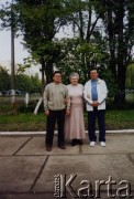 Brak daty, prawdopodobnie Łuck, Ukraina.
Stanisława Korenkowa w towarzystwie dwóch mężczyzn.
Fot. NN, zbiory Archiwum Historii Mówionej Ośrodka KARTA i Domu Spotkań z Historią, udostępniła Stanisława Korenkowa w ramach projektu 