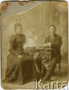 Przełom XIX i XX wieku, Stanisławów, zabór austriacki.
Stefania Turkiewicz (w środku), matka Danuty Turkiewicz, z rodzicami - Marią i Stanisławem.
Fotografia wykonana w atelier Leo Rosenbach.
Fot. NN, zbiory Archiwum Historii Mówionej Ośrodka KARTA i Domu Spotkań z Historią, udostępniła Danuta Turkiewicz w ramach projektu 