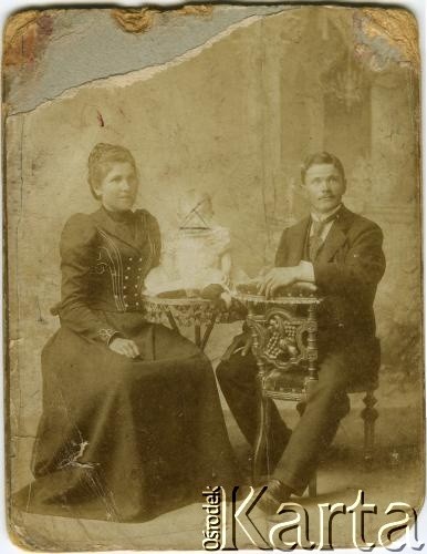 Przełom XIX i XX wieku, Stanisławów, zabór austriacki.
Stefania Turkiewicz (w środku), matka Danuty Turkiewicz, z rodzicami - Marią i Stanisławem.
Fotografia wykonana w atelier Leo Rosenbach.
Fot. NN, zbiory Archiwum Historii Mówionej Ośrodka KARTA i Domu Spotkań z Historią, udostępniła Danuta Turkiewicz w ramach projektu 